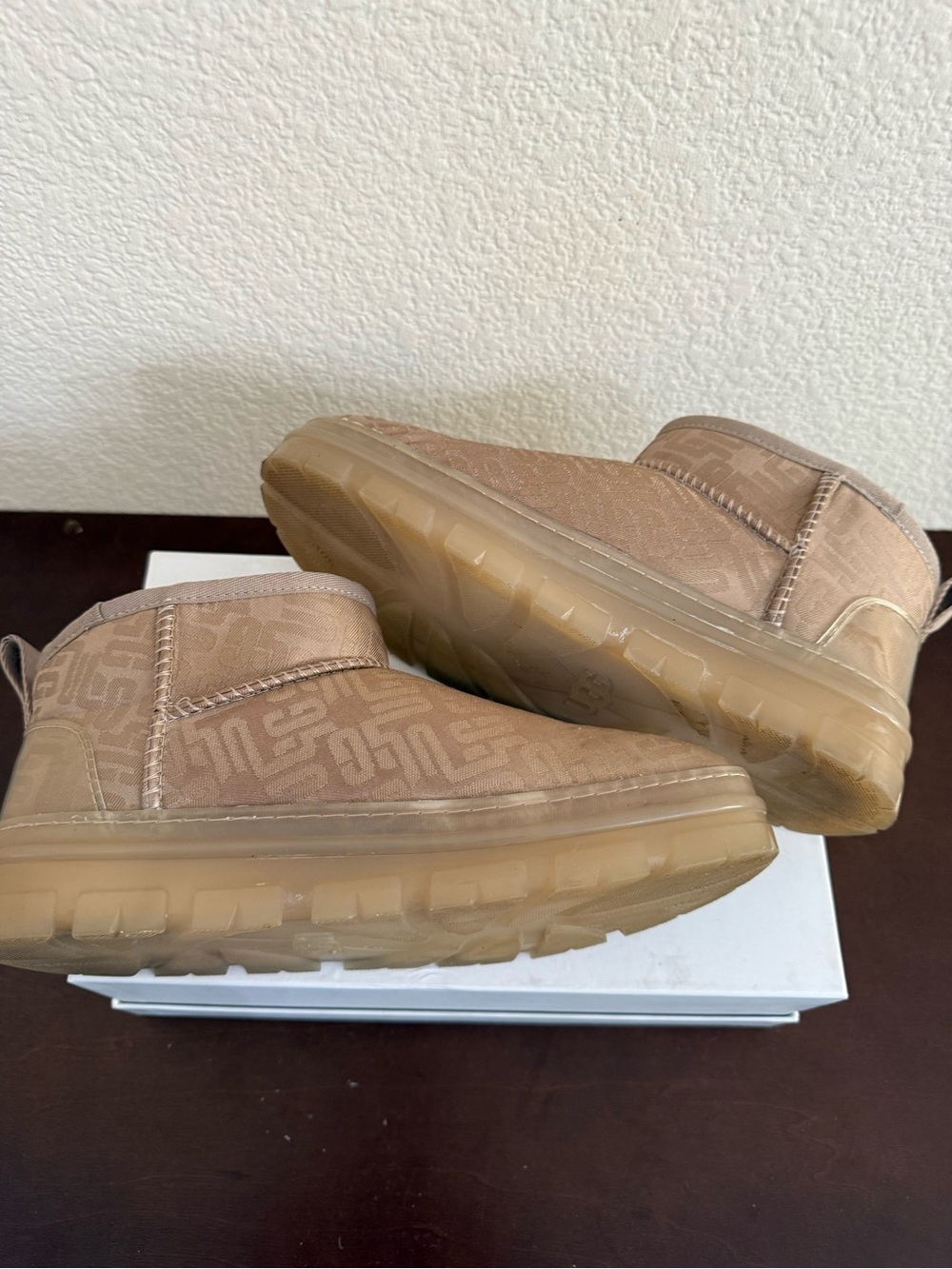 UGG Classic Ultra Mini Monogram Boots Tan Chestnut Faux Fur Lined Women’s Size 7 - Picture 11 of 12